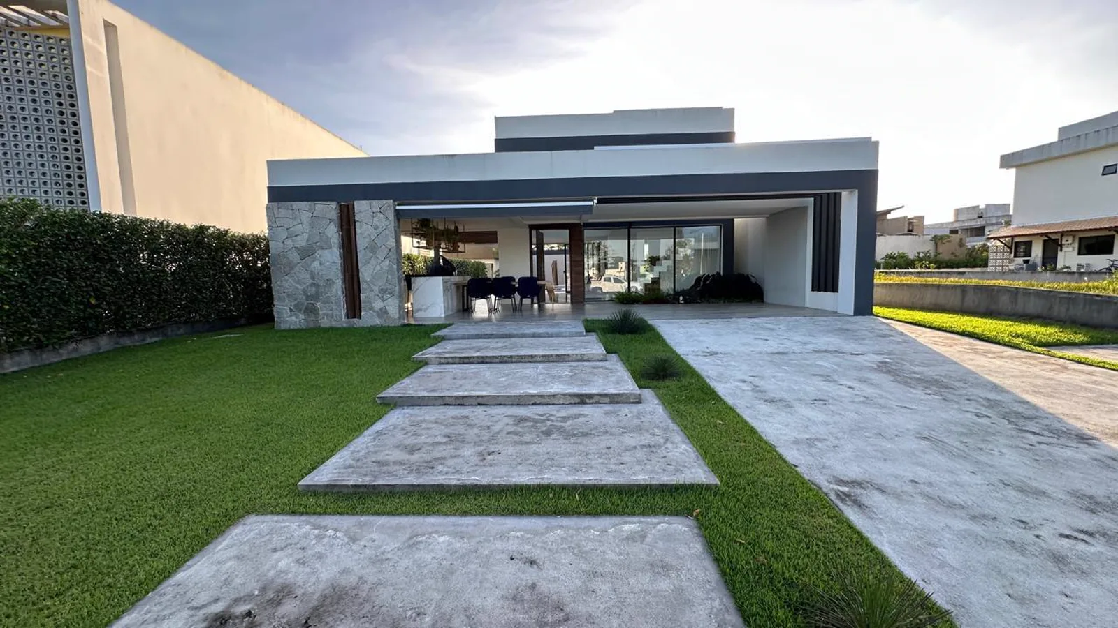 Casa térrea com fachada em pedra e jardim