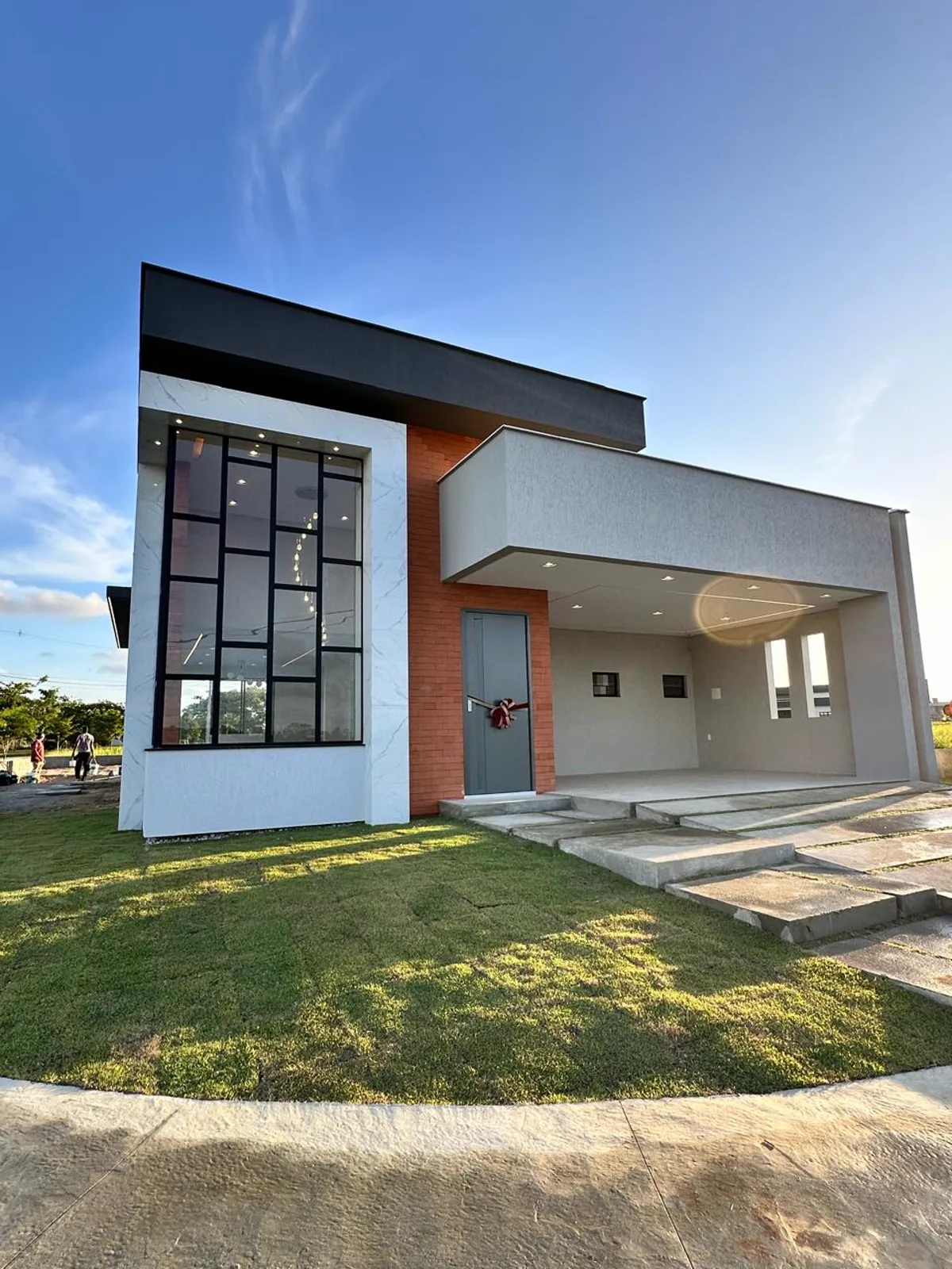 Fachada alta com janela vertical e detalhes em madeira