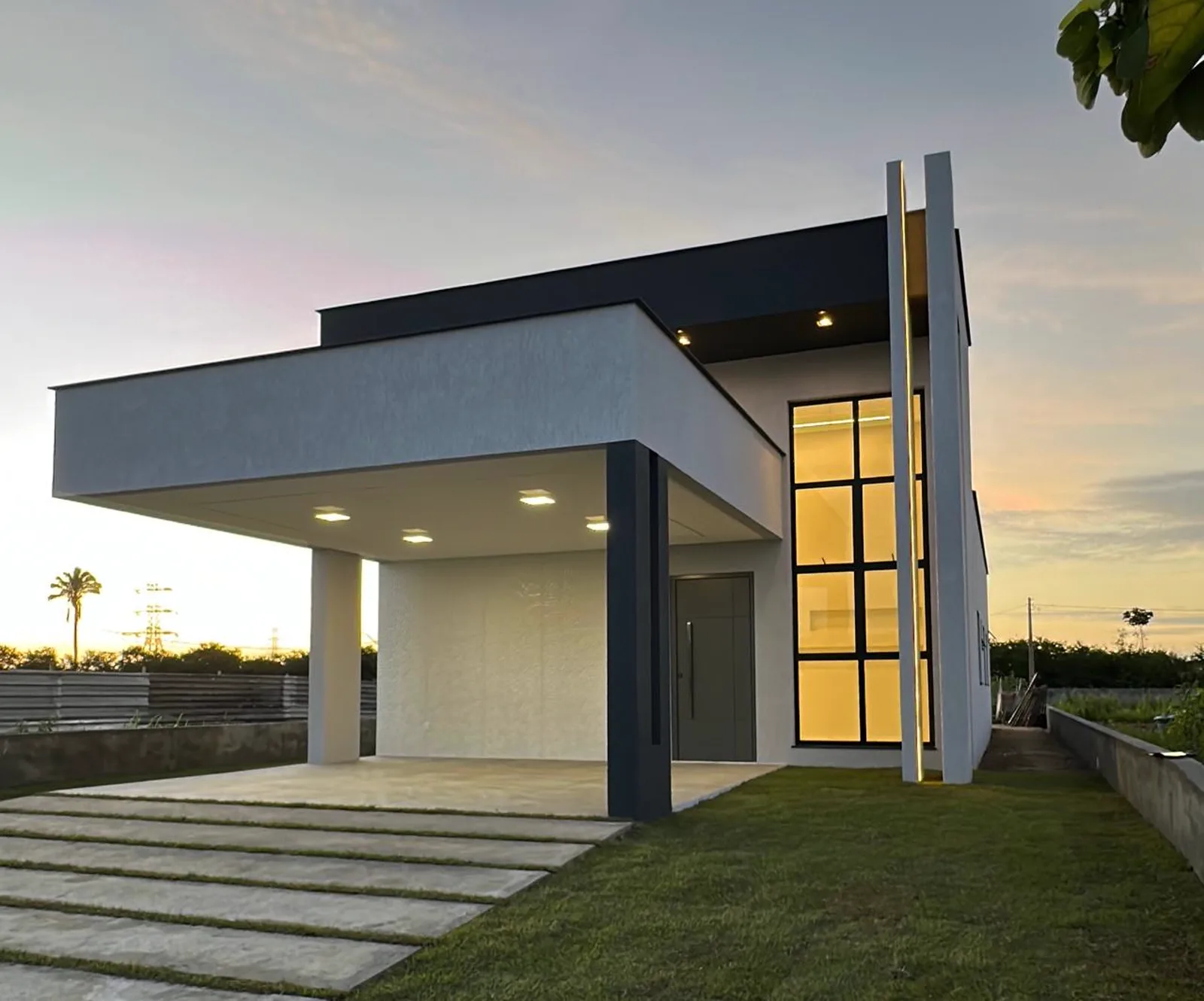 Casa de alto padrão com fachada moderna em concreto