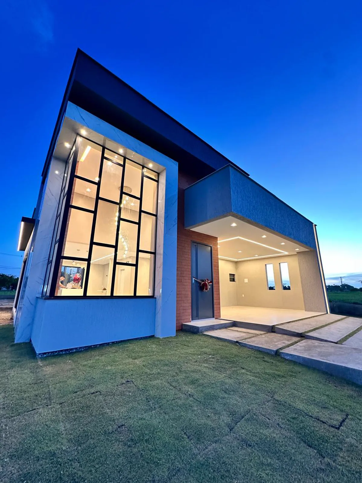 Casa moderna com iluminação cênica